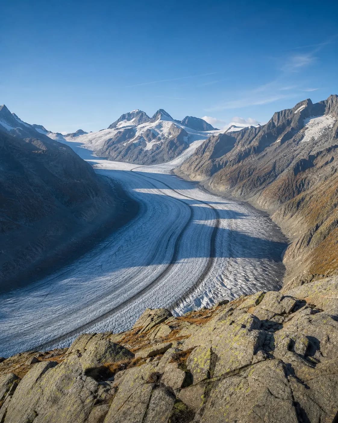 Grosser Aletschgletscher zwischen den Walliser Alpengipfeln