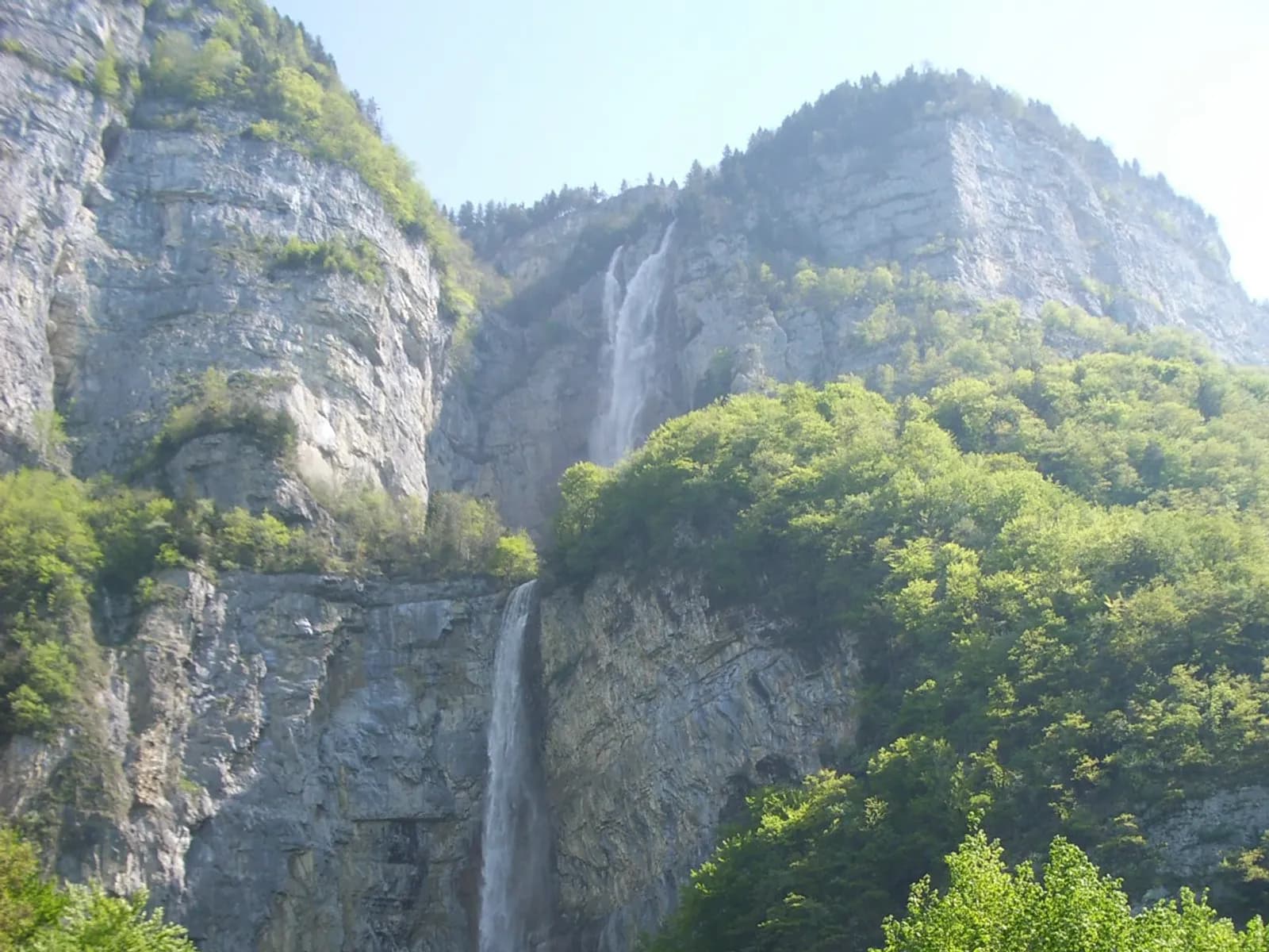 Стежка та природні форми біля Водоспади Зееренбах