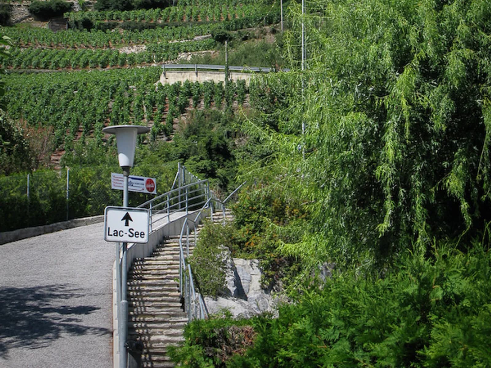 Weg und Naturformen bei Unterirdischer See St-Léonard