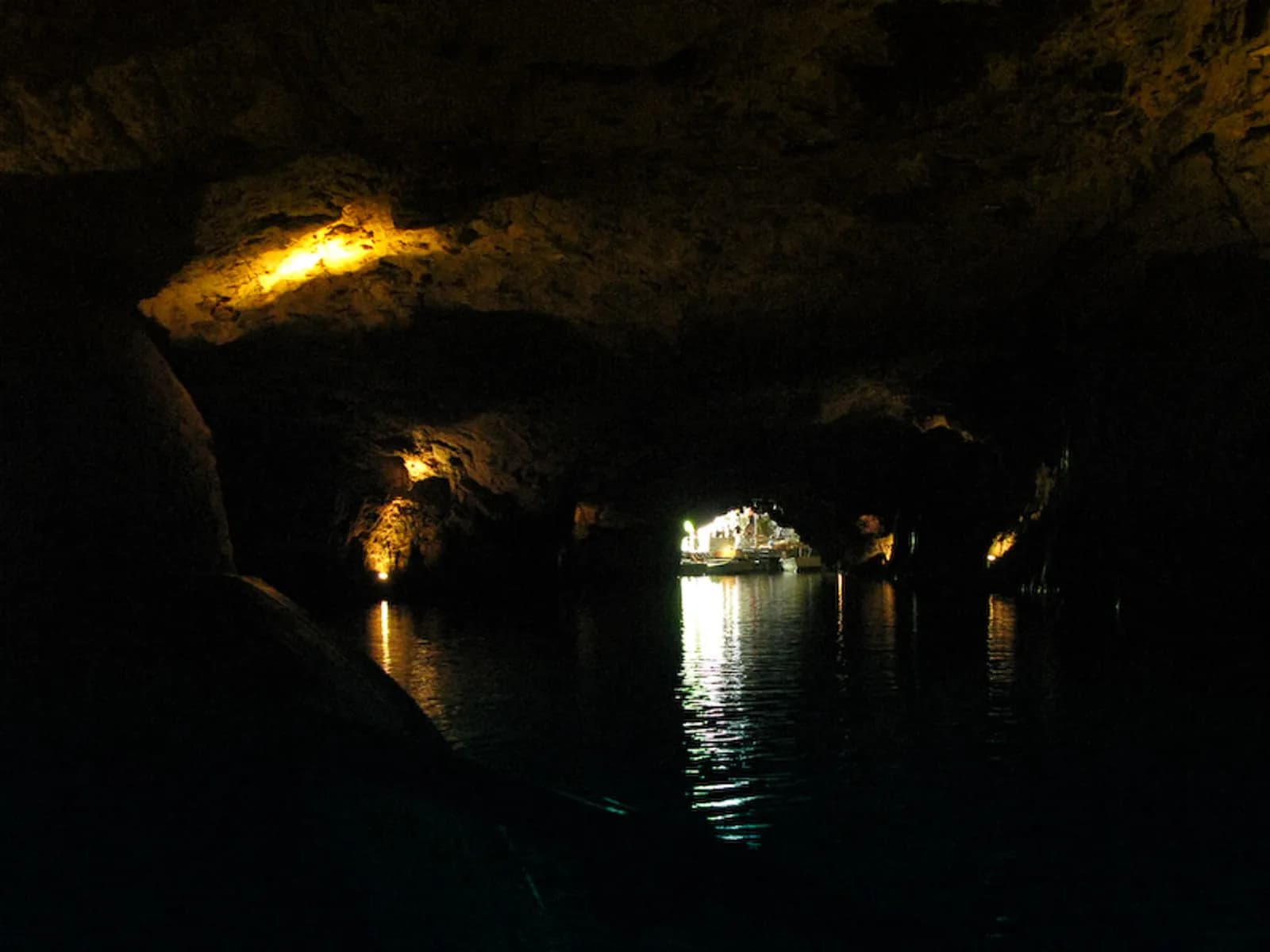 Reisepanorama rund um Unterirdischer See St-Léonard in der Schweiz