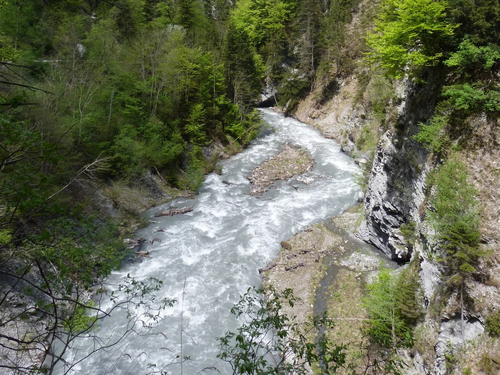 Weg und Naturformen bei Taminaschlucht