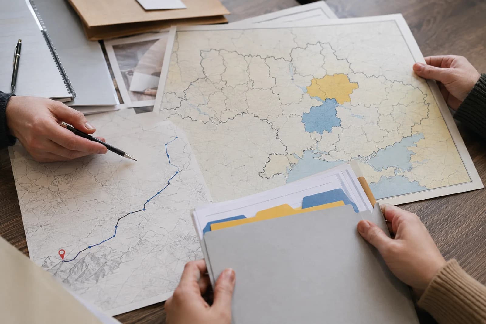 Редакційна обкладинка Sweezy про «Безпечні регіони України та статус S: кому можуть відмовити» — тема: Статус S