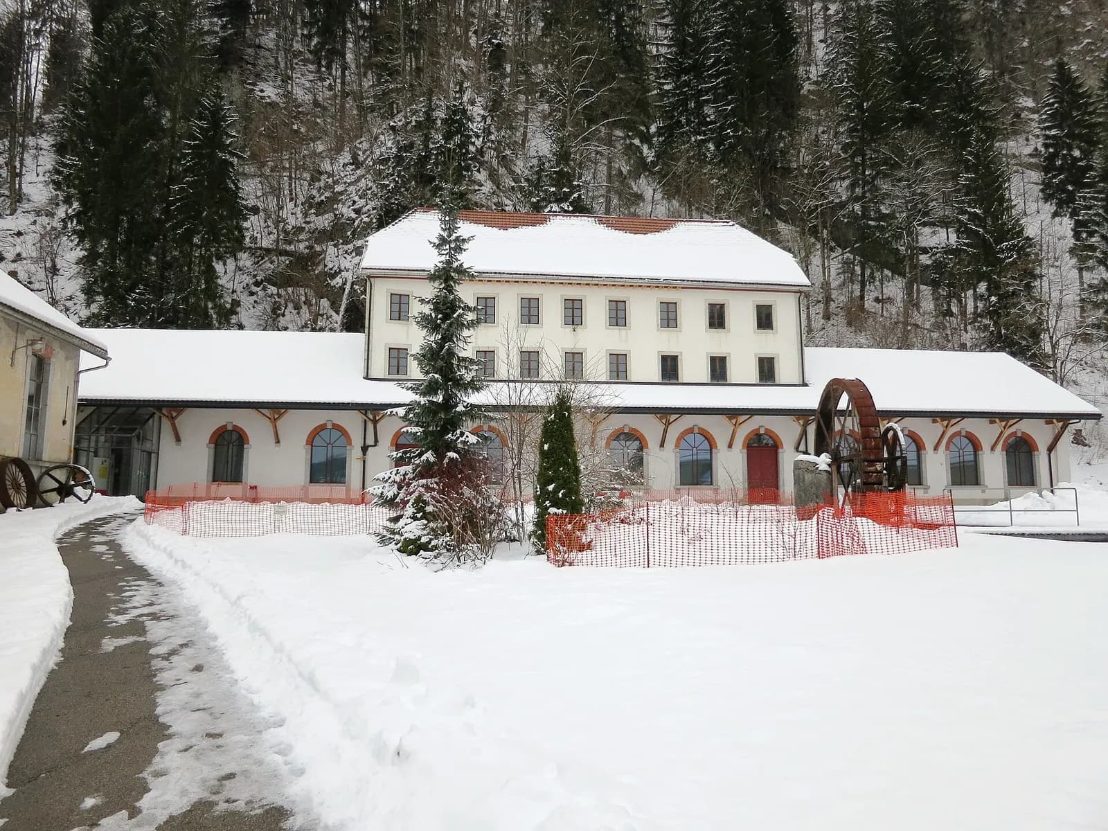 Reisepanorama rund um Höhlenmühlen Col-des-Roches in der Schweiz