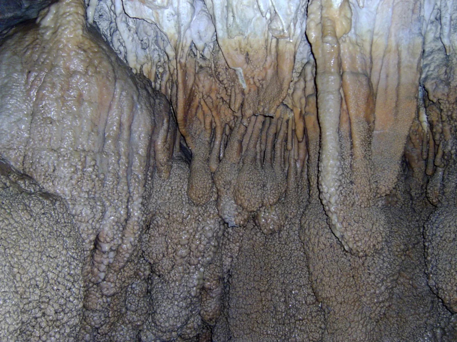 Weg und Naturformen bei Höllgrotten Baar