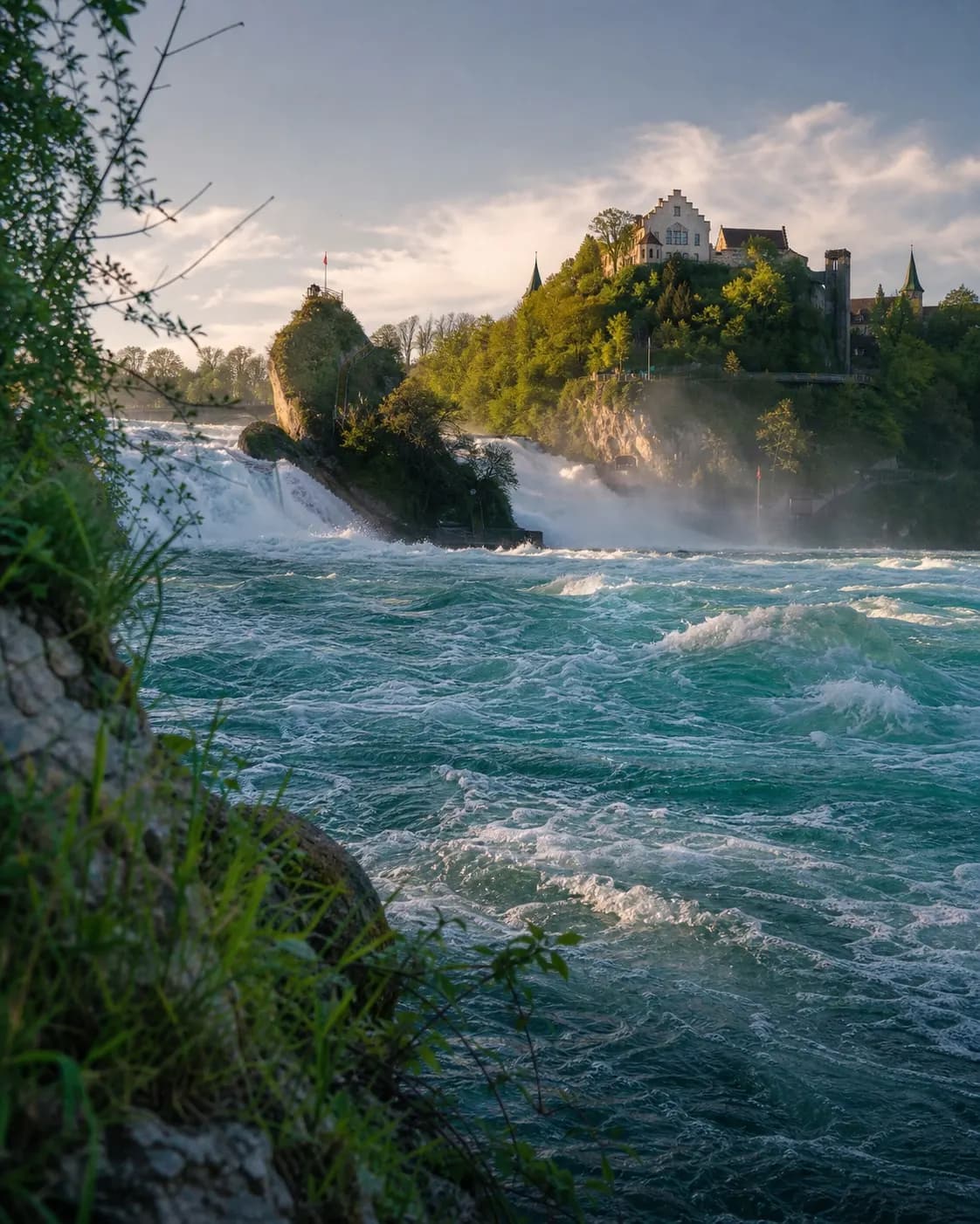 Boot vor dem Mittelfelsen am Rheinfall