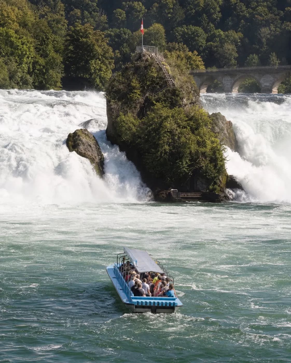 Panorama von Rheinfall und Schloss Laufen