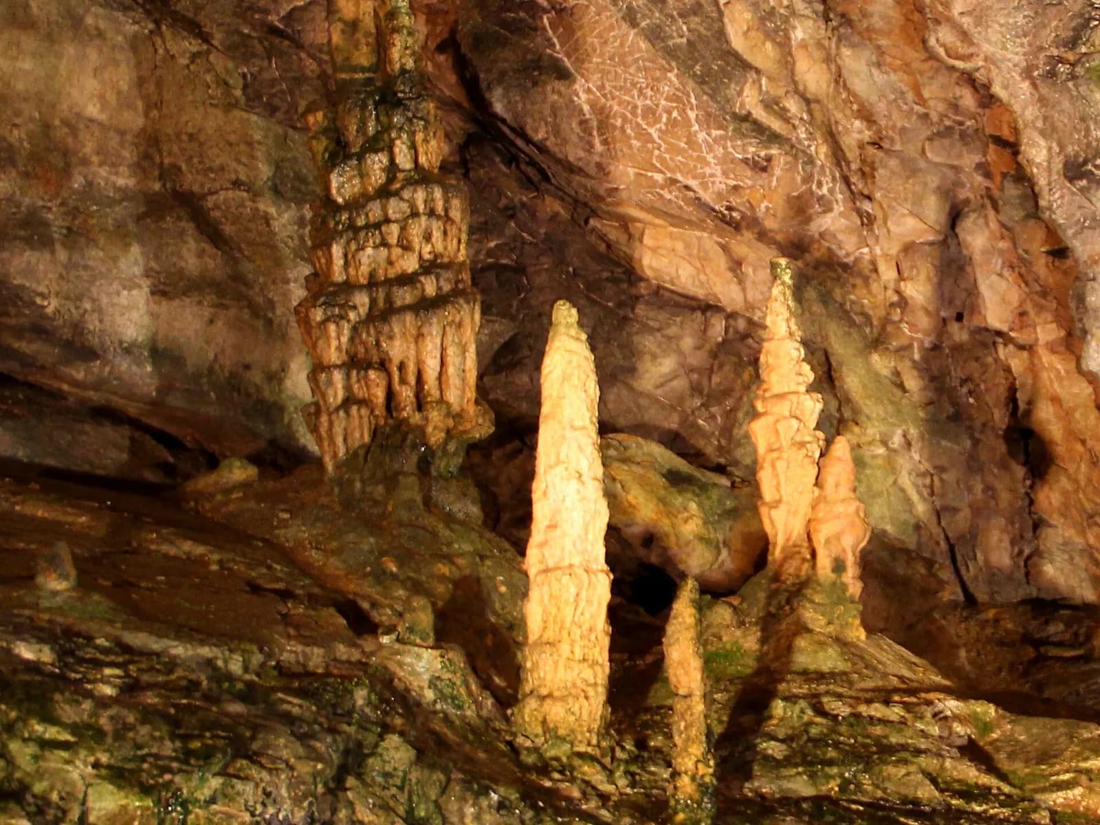 Reisepanorama rund um St. Beatus-Höhlen in der Schweiz