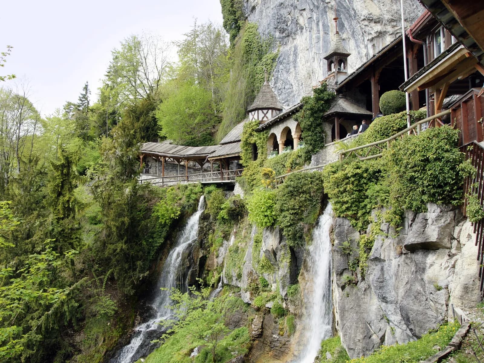 Landschaft bei St. Beatus-Höhlen, Bern · Thunersee, Schweiz